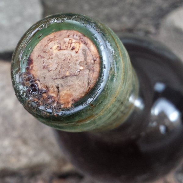 Cork_leakage.jpg